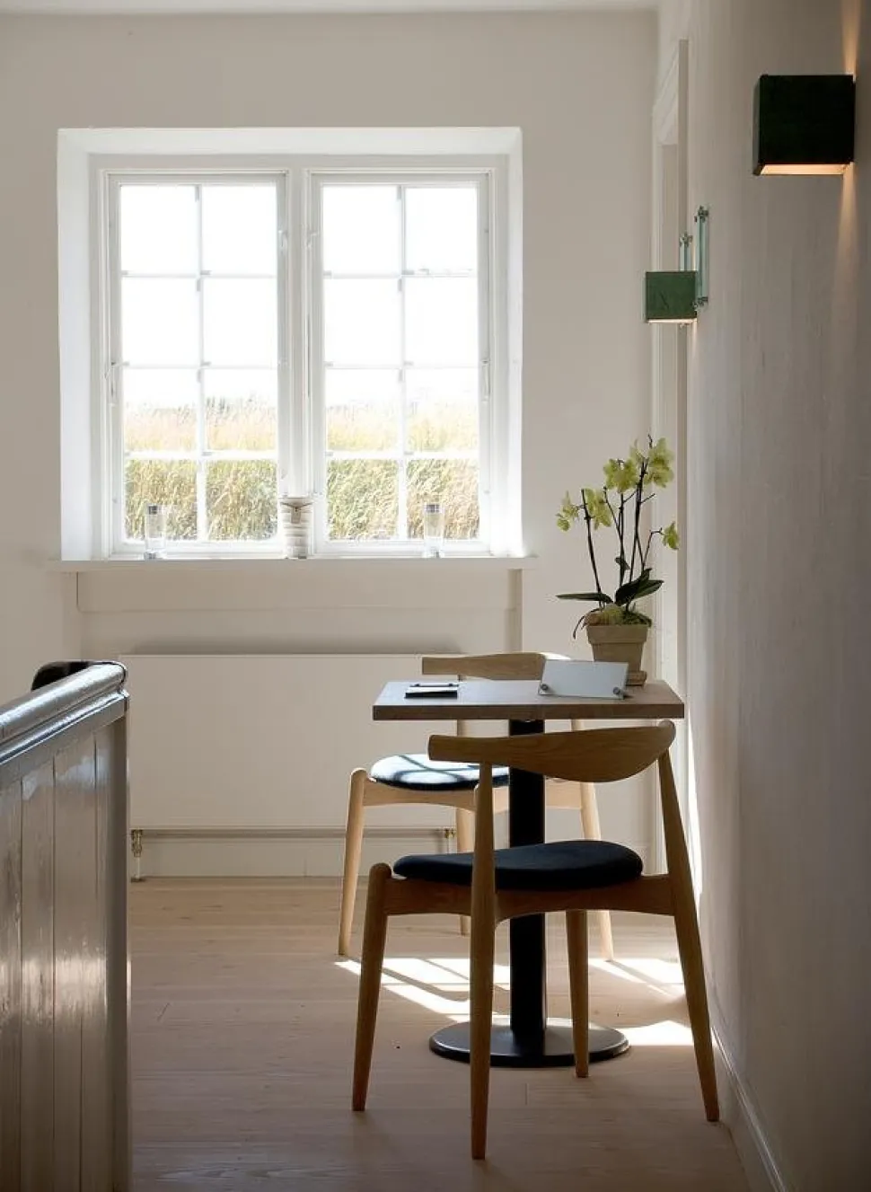CH20 Elbow Chair